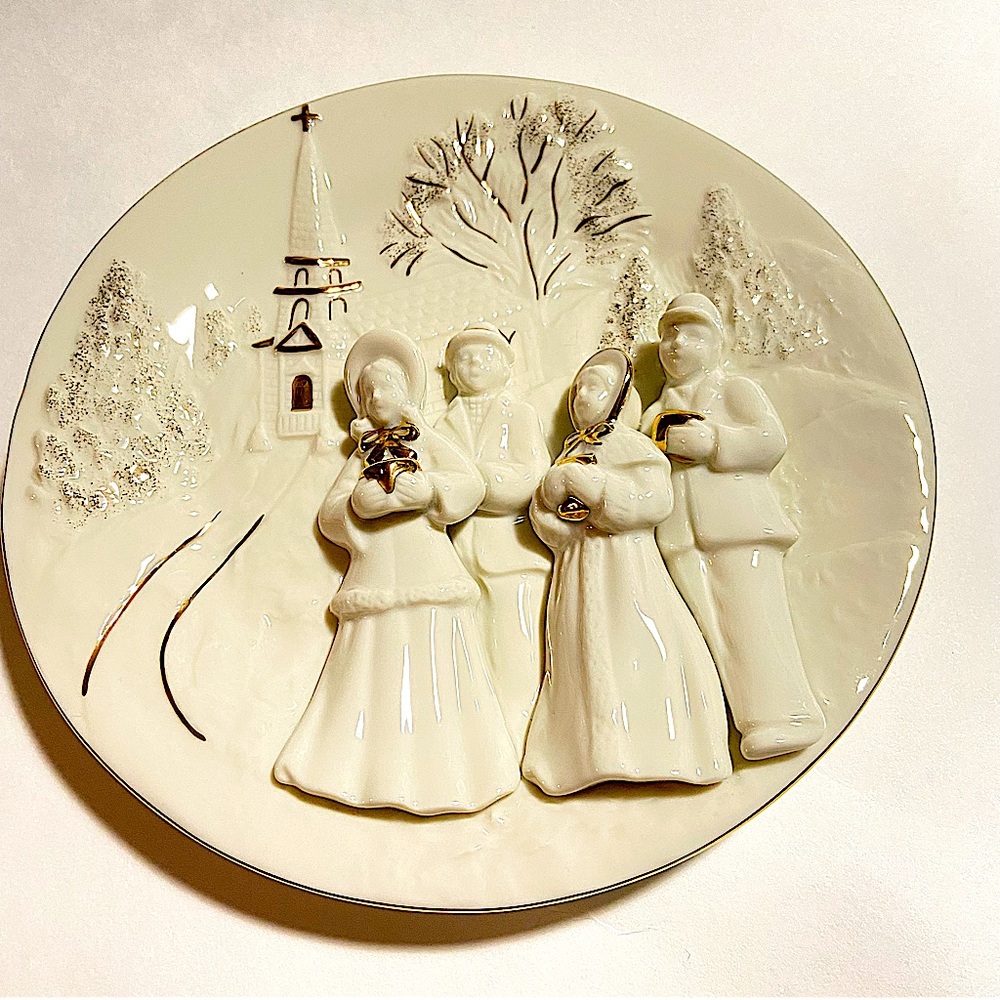Mikasa Holiday Elegance FK001 Caroler Round Fine Porcelain 3D Decorative Plate.